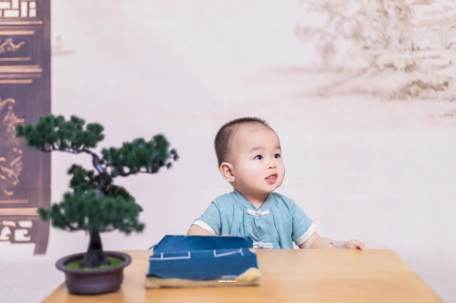 大理怀孕肚子中间凹两边凸