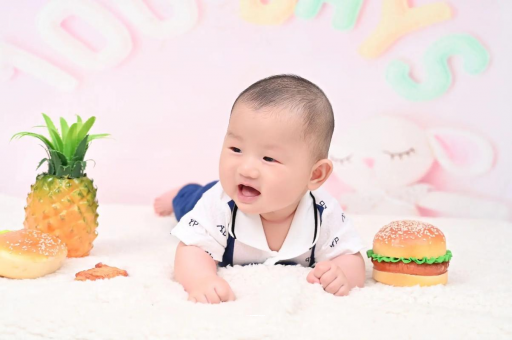 大理宝宝在妈妈肚子里